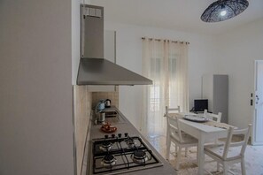 Fridge, oven, stovetop, coffee/tea maker