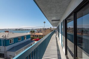 Unclassified image, 4 of 23, button