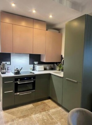 Kühlschrank, Mikrowelle, Ofen, Herdplatte