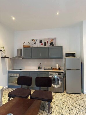 Frigorífic, microones, forn i placa de cuina