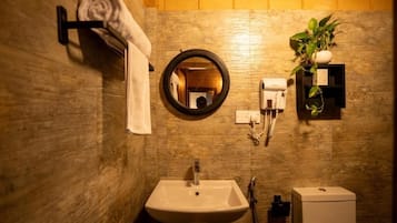 Regadera, toallas, jabón, papel de baño