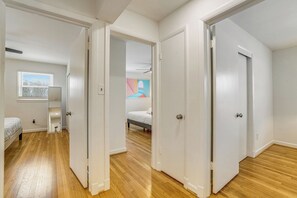 5 habitaciones, tabla de planchar con plancha, wifi y ropa de cama