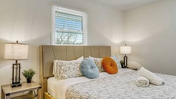 5 bedrooms, iron/ironing board, WiFi, bed sheets