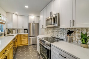 Réfrigérateur, four à micro-ondes, un four, surface de cuisson