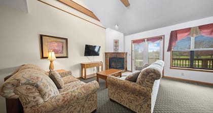 Big Group Lake Tansi Escape | Resort Fun, Sleeps 10