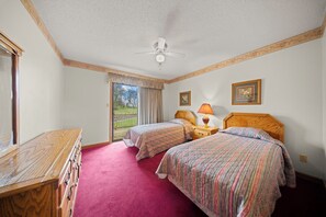 2 bedrooms, desk