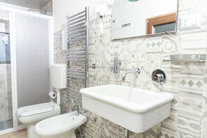 SĂšche-cheveux, serviettes fournies