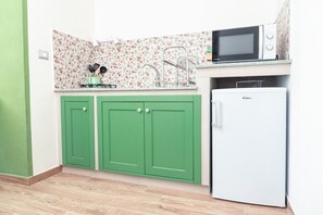 Kühlschrank, Mikrowelle, Herdplatte, Wasserkocher mit Kaffee-/Teezubehör