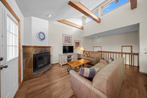 壁炉、书、音乐库