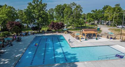 2BR Resort - Close to Lake & Full of Fun