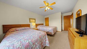 2 bedrooms, desk
