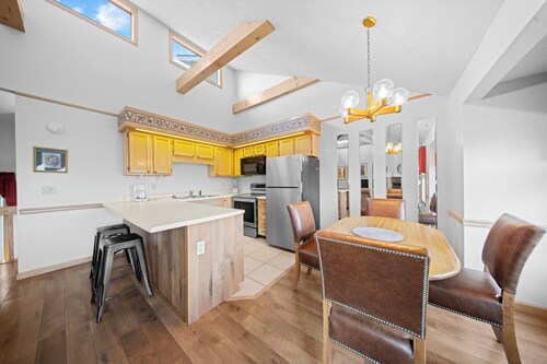 Where Coffee Ling​ers, Shoes Come Off & Lake Life Takes Over