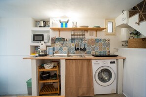 Réfrigérateur, micro-ondes, plaque de cuisson, cafetière/bouilloire