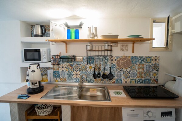 Fridge, microwave, stovetop, coffee/tea maker - The Little House of Dandri (Monreale)