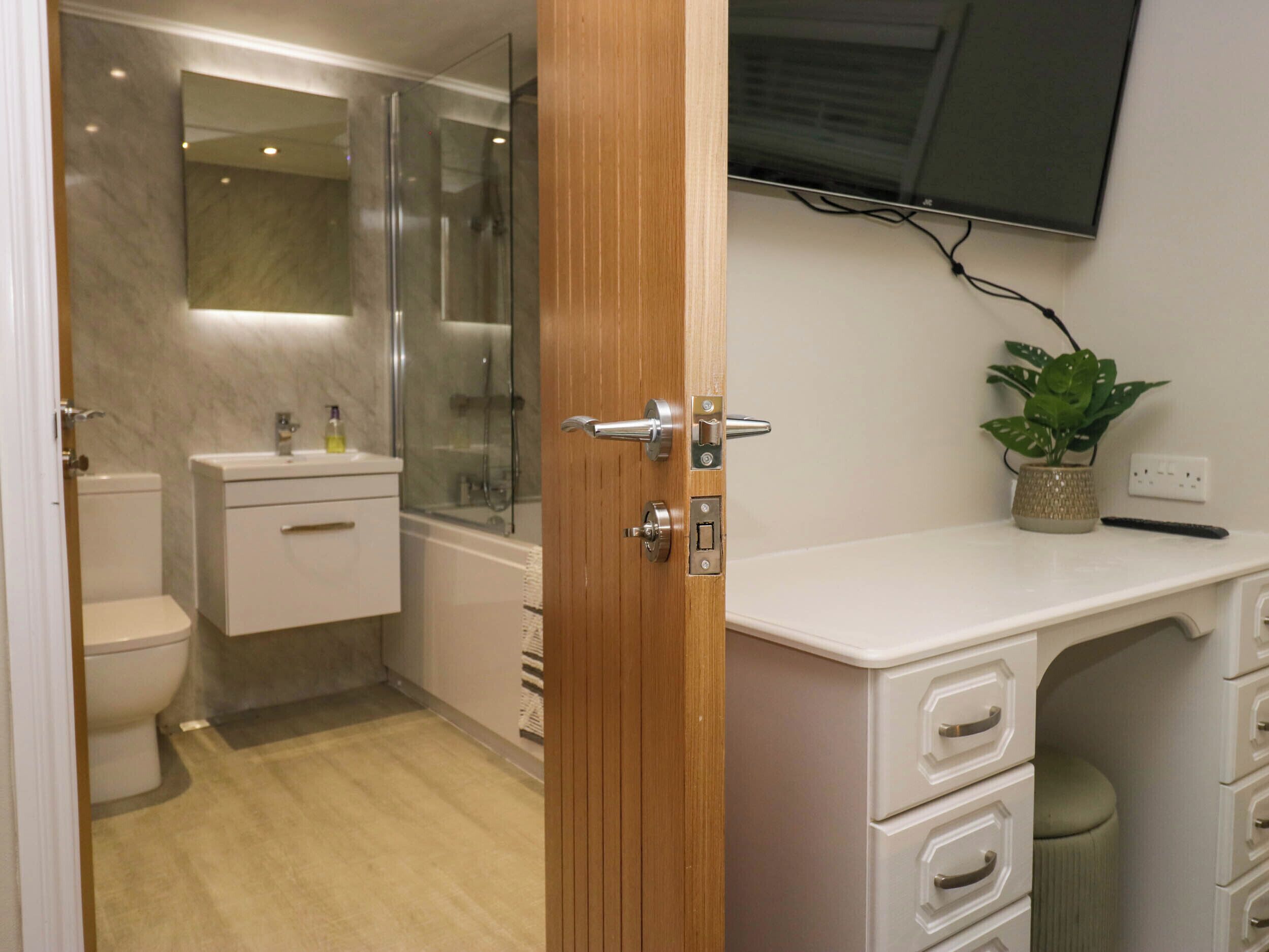 Une salle de bain moderne équipée d’une douche, de toilettes et d’un lavabo.