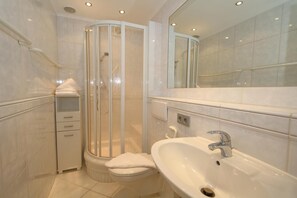 Sèche-cheveux, serviettes fournies