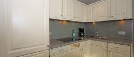 Kühlschrank, Wasserkocher mit Kaffee-/Teezubehör, Toaster