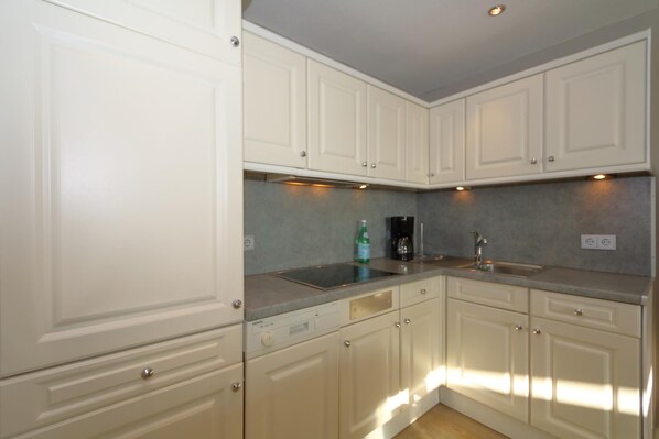 Kühlschrank, Wasserkocher mit Kaffee-/Teezubehör, Toaster