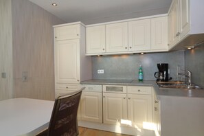 Réfrigérateur, cafetière/bouilloire, grille-pain