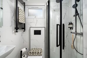 Douche, séchoir à cheveux, serviettes fournies