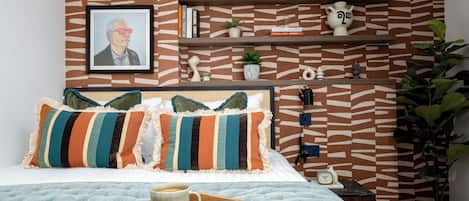 Escritorio, tabla de planchar con plancha, wifi gratis y ropa de cama