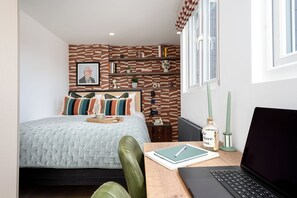 Bureau, fer et planche à repasser, accès au Wi-Fi (inclus)