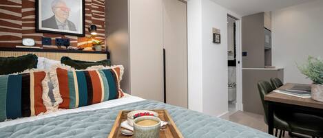 Escritorio, tabla de planchar con plancha, wifi gratis y ropa de cama