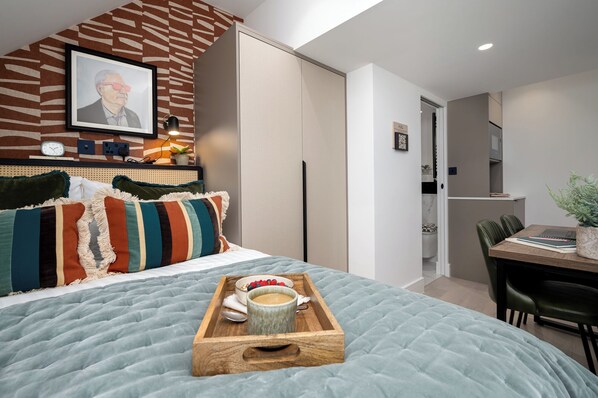 Escritorio, tabla de planchar con plancha, wifi gratis y ropa de cama