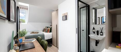 デスク、アイロン / アイロン台、WiFi (無料)、ベッドシーツ