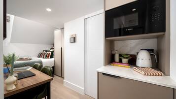 Escritorio, tabla de planchar con plancha, wifi gratis y ropa de cama