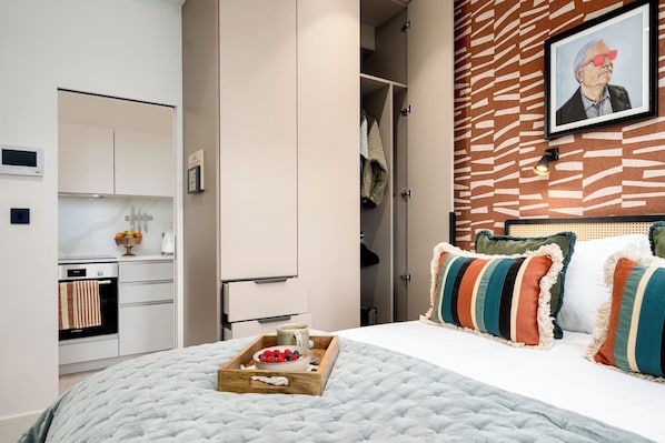 Escritorio, tabla de planchar con plancha, wifi gratis y ropa de cama