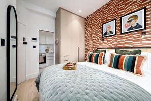 1 bedroom, desk, iron/ironing board, free WiFi - Camden | Studio W Separate Kitchen (London)