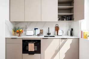 Refrigerador, microondas, horno, tostadora