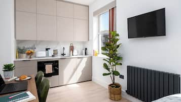 Una scrivania, ferro/asse da stiro, Wi-Fi gratuito, lenzuola