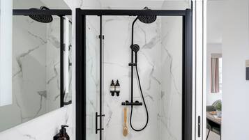 Doccia, asciugamani, shampoo