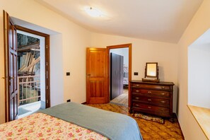 Une chambre à coucher avec un lit, une commode et une armoire.