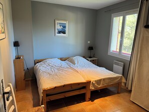3 slaapkamers, een strijkplank/strijkijzer, wifi, beddengoed