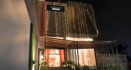Luxury Stays Gomti Nagar Lucknow