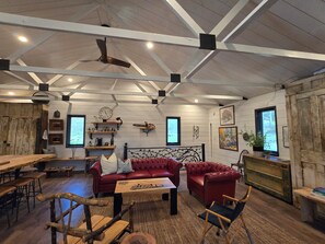 Smart TV, books - Elegant meets cozy just 16 miles from Raystown Lake. Rest, Recharge, and Explore (Three Springs)