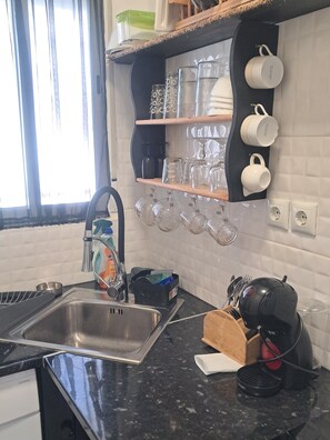 Kjøleskap, mikrobølgeovn, kokeplater og kaffetrakter/tekoker