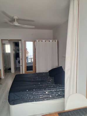 1 soverom, skrivebord og strykejern/-brett