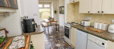 Lave-vaisselle, batterie de cuisine, vaisselle et ustensiles