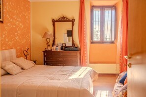 1 bedroom, desk, WiFi, bed sheets