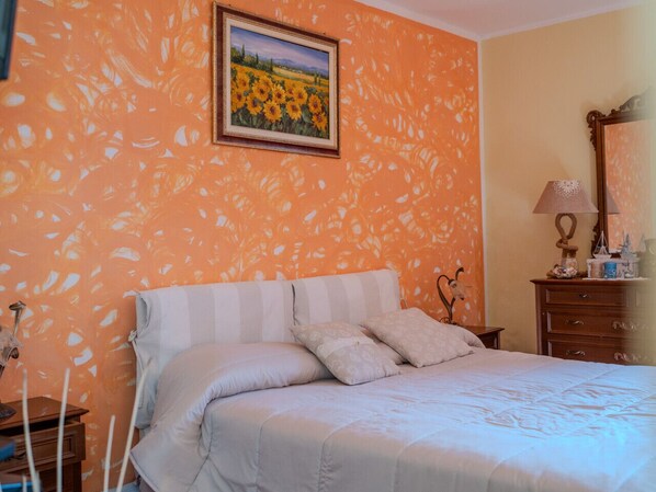 1 slaapkamer, een bureau, wifi, beddengoed