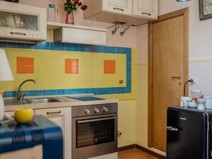 Fridge, stovetop, coffee/tea maker, cookware/dishes/utensils