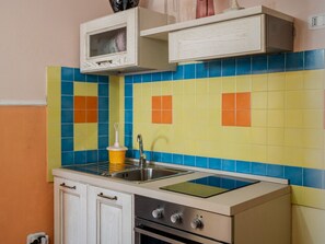 Kühlschrank, Herdplatte, Wasserkocher mit Kaffee-/Teezubehör