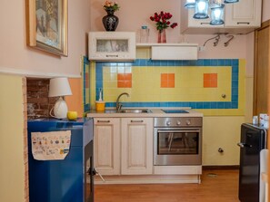 ثلاجة، موقد طهي مسطح، ماكينة لصنع القهوة/الشاي، مستلزمات طهي/أطباق/أوعية