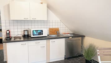 Kühlschrank, Mikrowelle, Herdplatte, Wasserkocher mit Kaffee-/Teezubehör