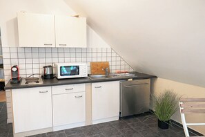 Køleskab, mikrobølgeovn, kogeplade, kaffe-/temaskine