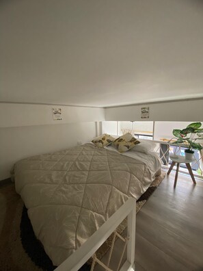 1 dormitorio, tabla de planchar con plancha, wifi y ropa de cama